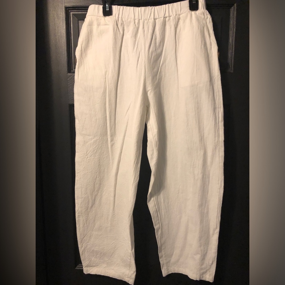Women’s White Casual Linen Pants
Front pockets with button detail
Size L
EUC